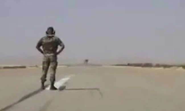 Μαχητικό αεροσκάφος απογειώνεται πάνω από… στρατιώτη και δείτε τι κάνει (βίντεο)